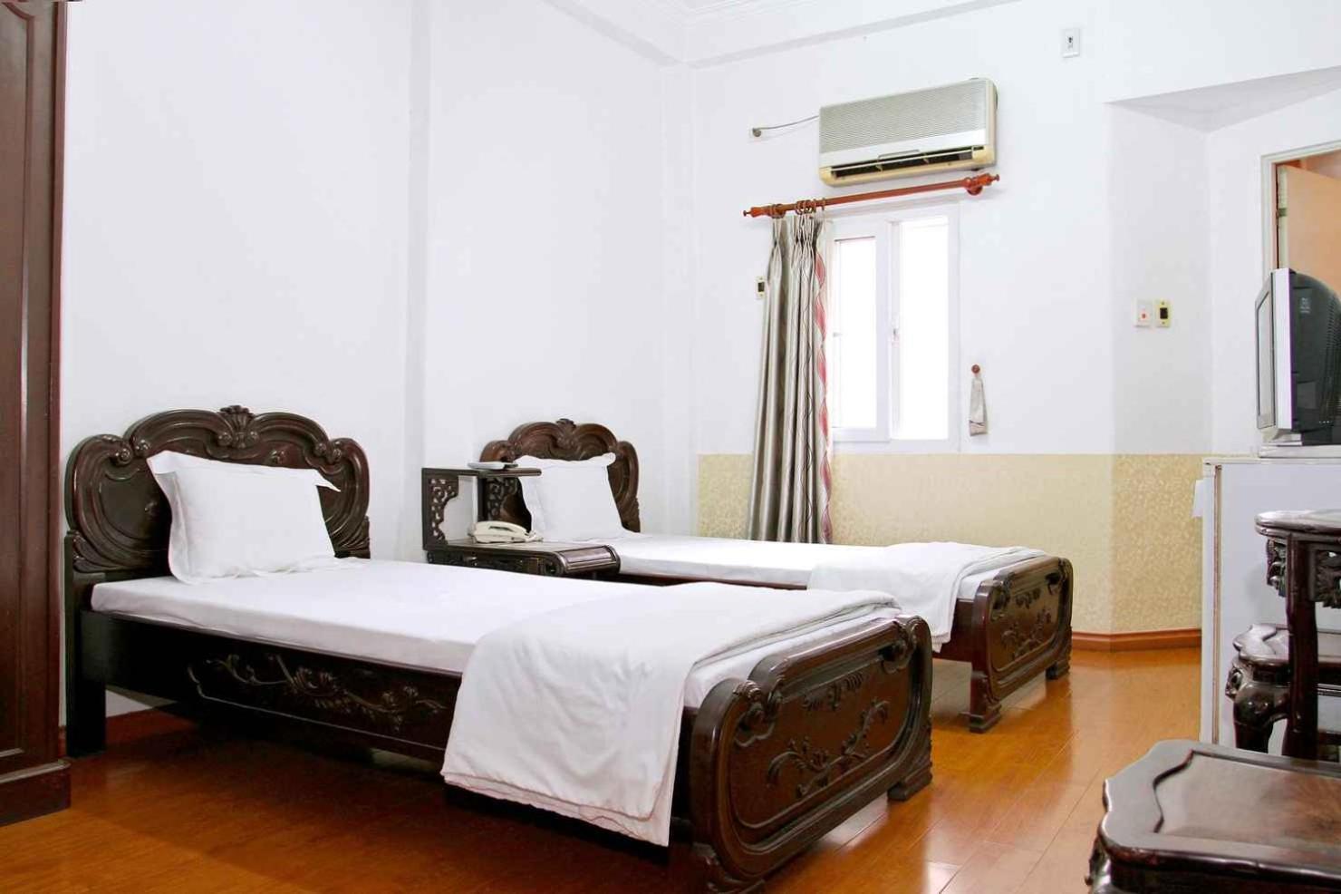 Hoang Cuong Hotel 15 Nguyen Thai Hoc Hanoi Bagian luar foto